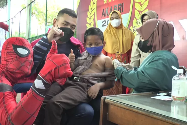 Anak-anak digendong petugas yang menggunakan pakaian superhero dalam wisata vaksin anak  di Tirto Arum Baru Rabu 22 desember 2021.  (edi prayitno/kontributor Kendal)