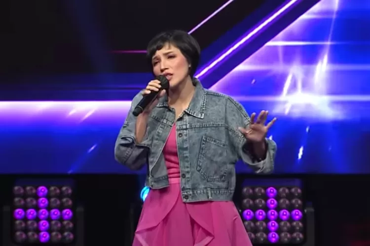 Iva Andina lolos X Factor Indonesia 2021 dengan membawakan lagu Melodi Senja, ciptaannya sendiri.  (tangkapan layar Youtube X Factor Indonesia)