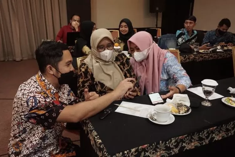 Tim dari Unika Soegijapranata Semarang mengadakan pelatihan implementasi portal e-commerce edukatif warna alam untuk penguatan asosiasi profesi batik dan tenun. (dok Unika)