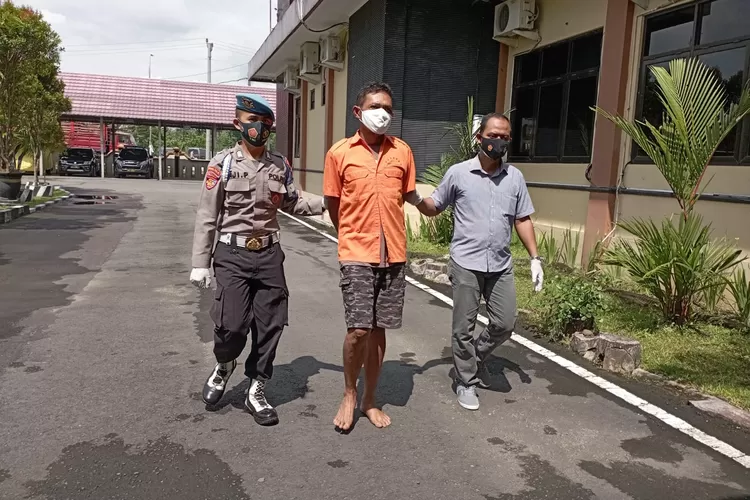 Tersangka pencuri dua ekor sapi saat diamankan ke Polres Kulon Progo (Foto: Amin Kuntari)