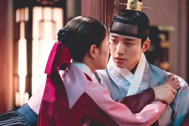 Kaisar Yi San (Lee Jun Ho 2PM) makin dekat dengan Dayang Seong Deok Im (Lee Se Young) di episode 13 The Red Sleeve/Foto Soompi