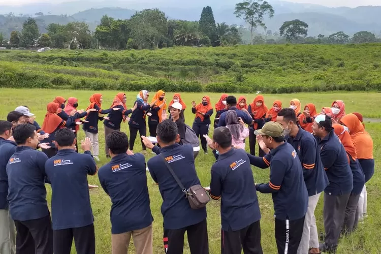 AKTIVITAS-Guru dan Karyawan (Gukar) SMP Islam Terpadu PAPB Semarang sedang melakukan outbound di Lapangan Landing Paralayang Karanganyar, Kamis 23 Desember 2021 (Ist)