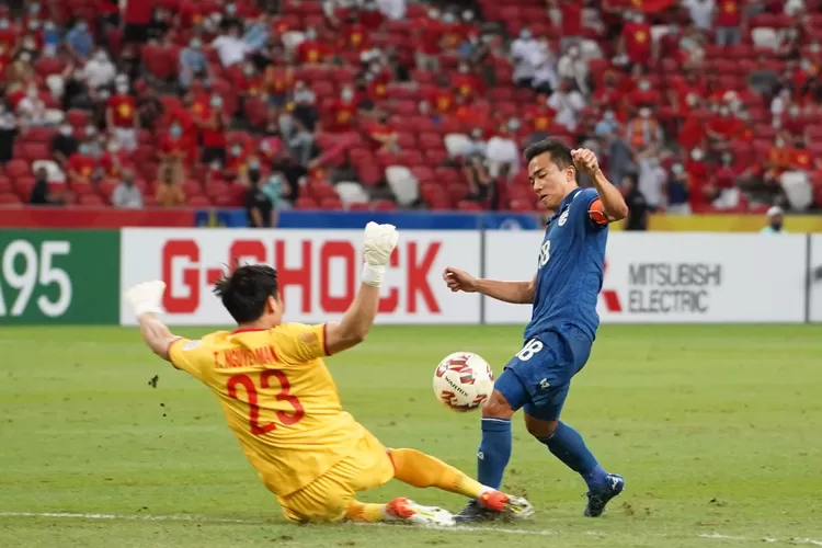 Momen terjadinya gol pertama Thailand ke gawang Vietnam di leg pertama semifinal Piala AFF 2020 di National Stadium, Singapura, Kamis 23 Desember 2021. (dok AFF Cup 2020)