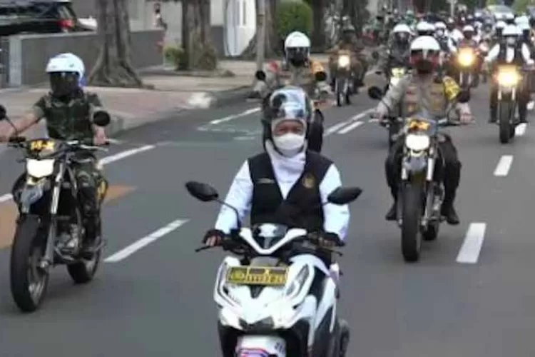 Gaya nyentrik Forkopimda Jatim keliling naik motor. (Istimewa)