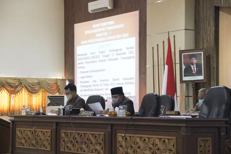 Wakil Bupati Temanggung Heri Ibnu Wibowo menyampaikan surat pengajuan 4 Raperda pada sidang Paripurna DPRD  (Foto : Arif Zaini Arrosyid)