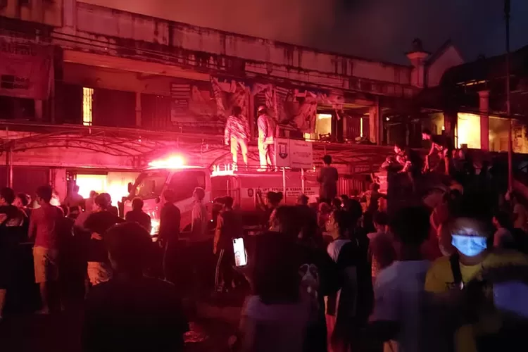 Petugas pemadam kebakaran mencoba memadamkan kebakaran Pasar Kroya, Cilacap. (Humas Polda Jateng)