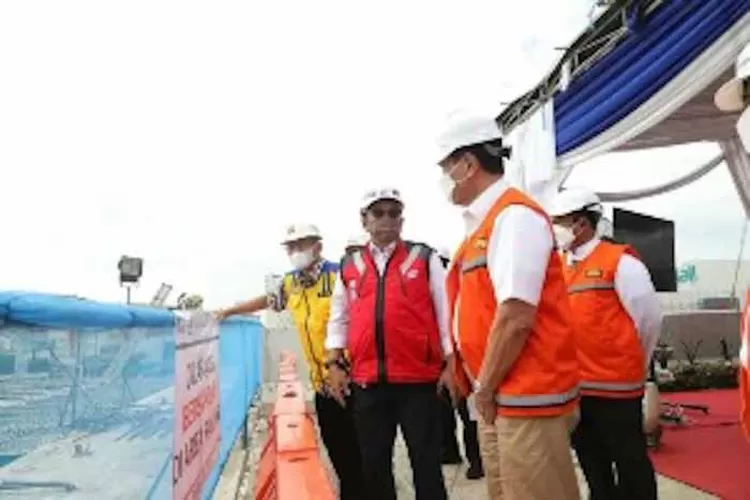 Menteri Koordinator Bidang Kemaritiman dan Investasi (Menko Marves) Luhut B. Pandjaitan didampingi oleh Direktur Jenderal Bina Marga Kementerian PUPR Hedy Rahadian melakukan kunjungan ke pembangunan Jalan Tol Bekasi &ndash; Cawang &ndash; Kampung Melayu (Becakkayu) pada hari Jumat 24 Desember 2021. (Humas Maritim)