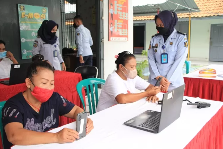 Warga binaan Lapas Perempuan Semarang, Bisa Video Call Gratis dengan Keluarga saat Natal 2021. (dok Lapas Perempuan Semarang)