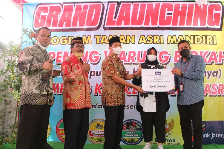 Madu klanceng memiliki kelebihan yang tak dimiliki madu lain. Selain itu harganya pun lebih mahal. Direktur Kampung Taman Asri Mandiri, Eko Wijoyono (kiri), menerima glodok berisi lebah klanceng sebagai simbol bantuan pendampingan dari Pemimpin Bank Jateng Cabang Sragen Retno Tri Wulandari saat launching Kampung Klanceng di Kampung Taman Asri, Kelurahan Kroyo, Karangmalang, Sragen, Jumat 17 Desember 2021 (Bank Jateng)