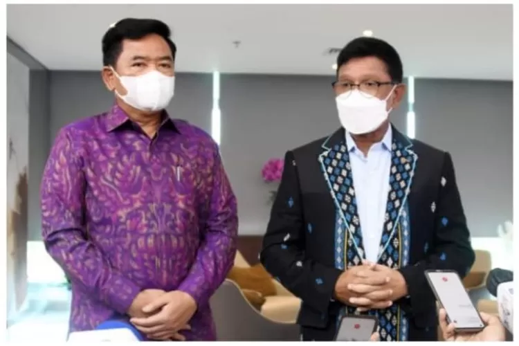 Menteri Komunikasi dan Informatika Johnny G. Plate (kanan)  usai melakukan pertemuan dengan Komandan Sirkuit MotoGP Mandalika Marsekal (Purn) Hadi Tjahjanto, di Ruang Rapat Menkominfo, Jakarta Pusat, Senin 27 Desember 2021. (dok Kominfo)