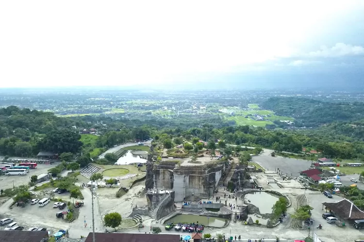 Ilustrasi kawasan wisata Tebing Breksi Sleman diambil dari drone. (Dokumentasi pengelola Tebing Breksi Sleman.)