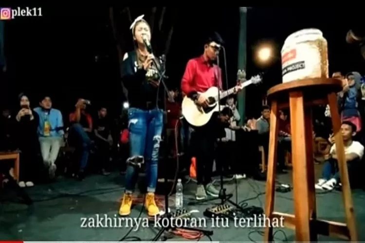 Tri Suaka feat Nabila Maharani saat menyanyikan lirik lagu Suci Dalam Debu. (Tangkapan layar YouTube Plek 04)