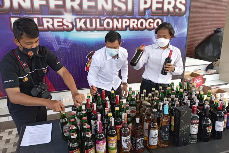 Ratusan botol miras yang diamankan aparat Polres Kulon Progo jelang akhir tahun. (Foto: dokumentasi Humas Polres Kulon Progo)