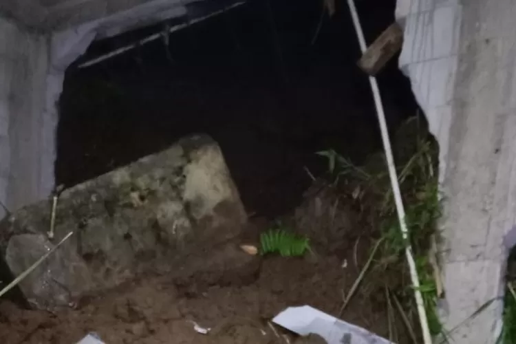 Tembok kamar rumah salah seorang warga Desa Menawan, Kecamatan Gebog, Kabupaten Kudus, Jawa Tengah, jebol setelah diterjang material longsor. ( ANTARA/HO-BPBD Kudus.)