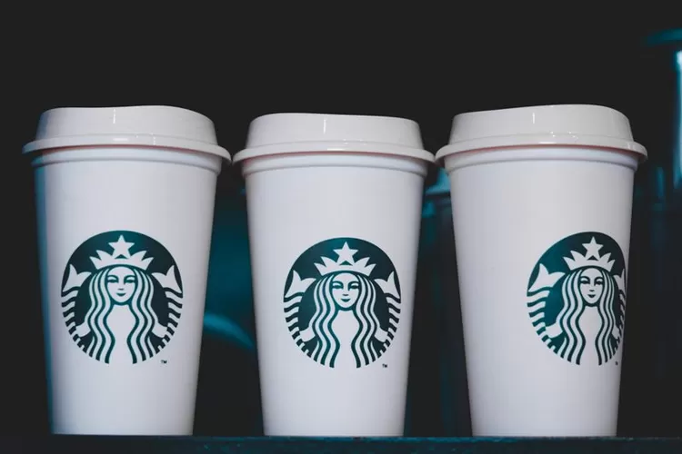 Apakah ini pertama kali kamu datang ke Starbucks? Ikuti langkah cara memesan minuman di Starbucks berikut ini. Bonus menu minuman yang ditawarkan (Pexels/Kevser)