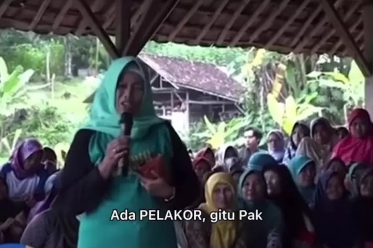 Ridwan Kamil diminta berantas pelakor di Desa Jatigede, Sumedang, oleh ibu berkerudung toska ini (Tangkap layar video Instagram/@ridwankamil)