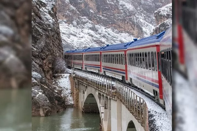 Kereta Api Eastern Express dari Ankara menuju Kars (Turki) (Tangkapan situs tourism negara Turki)