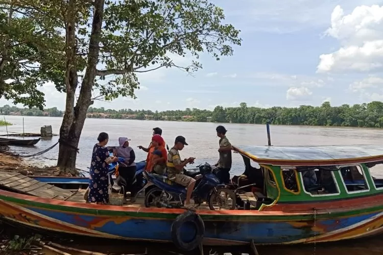 Nampak warga baik dari Kabupaten Banyuasin dan PALI yang ingin menyeberang  (Budi_S)