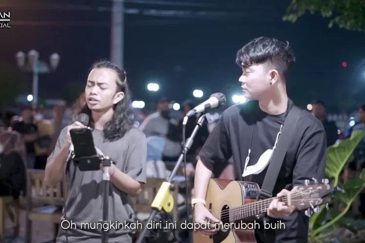 Zinidin Zidan menyanyikan ulang lagu Buih Jadi Permadani milik band asal Malaysia, Exist (Tangkapan layar YouTube/ZIDAN OFFICIAL)