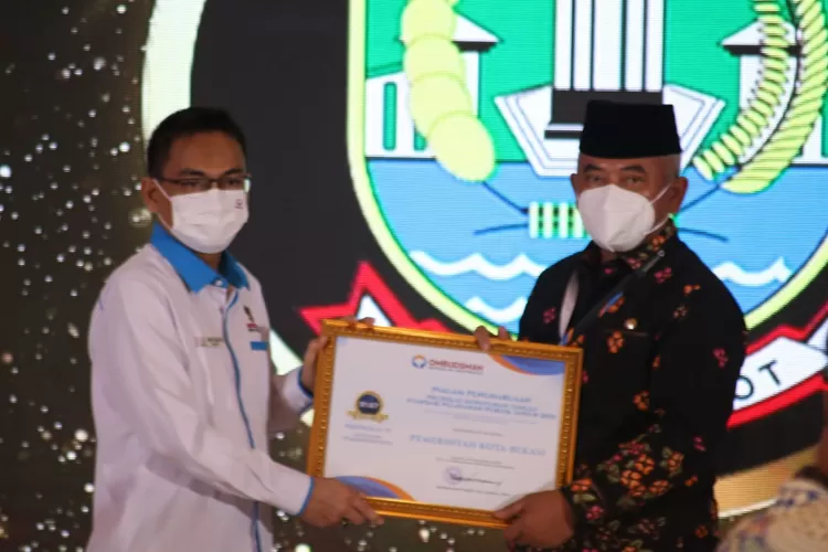 Walikota Bekasi Rahmat Effendi menerima penghargaan (Pemnkot Beksi)