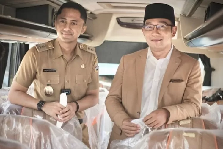 Ridwan Kamil tengah bersama artis. (Instagram/@ridwankamil)