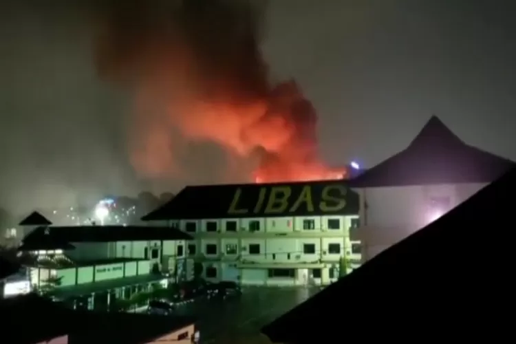 Kebakaran ini pun membuat para pegawai dan tenaga medis RSUP Dokter Kariadi Semarang panik hingga lari berhamburan ke luar bangunan. (Twitter)