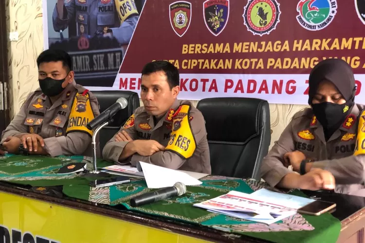 Kapolresta Padang Kombes Pol Imran Amir dalam konferensi pers.