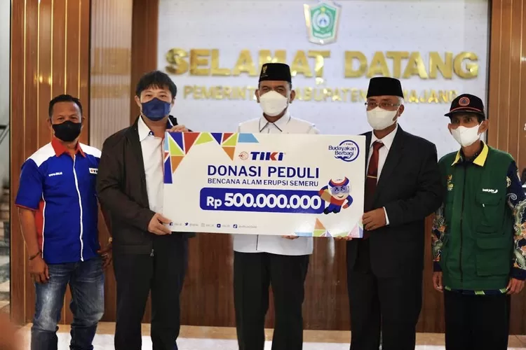 (Dari kiri ke kanan) Inbound &amp; Outbound Manager TIKI Surabaya Bapak Mundir; bersama Pimpinan TIKI Surabaya Bapak Andreas Wiraseputra menyerahkan secara simbolis donasi untuk pemulihan pasca erupsi Semeru kepada Pimpinan BAZNAS RI- Kolonel Caj (Purn) Drs. Nur Chamdani; disaksikan oleh Asisten Administrasi Kabupaten Lumajang Drs Nugroho Dwi Atmoko sebagai perwakilan kantor Bupati Lumajang; dan Ketua Baznas Kabupaten Lumajang, H. Atok Hasan Sanusi, S.Sos.
