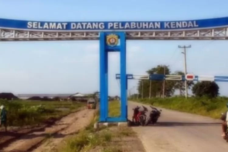 Pintu gerbang Pelabuhan Kendal akan ditutup dan dijaga petugas gabungan saat malam Tahun Baru 2022.  (edi prayitno/kontributor Kendal)