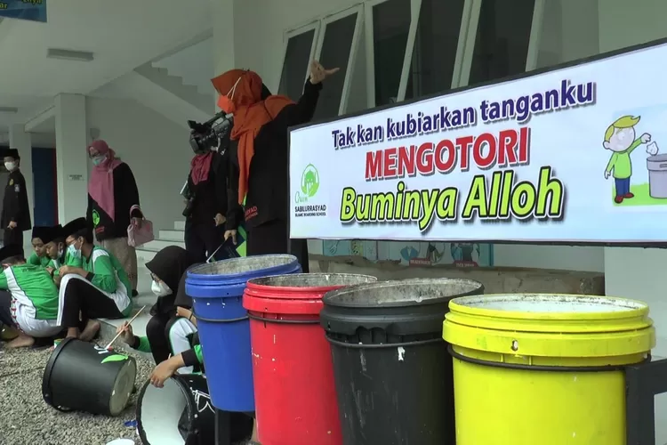 Santri Islamic Boarding School Sabirurrasyad Ngampel Kendal memanfaatkan ember bekas cat untuk tempat sampah. (edi prayitno/kontributor Kendal)