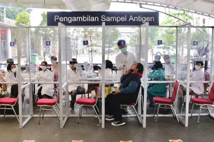  Calon penumpang kereta api melakukan tes rapid antigen di stasiun  (ANTARA/PT KAI Daop 1 Jakarta)