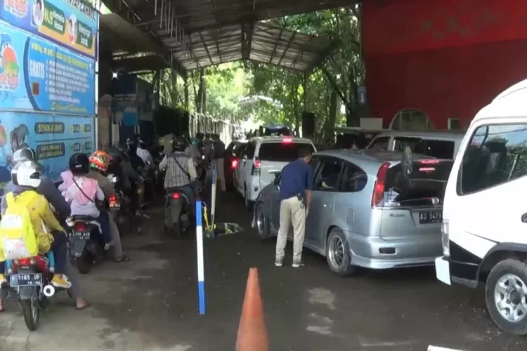 Anteran pengunjung yang hendak masuk ke obyek wisata Pantai Cahaya Rowosari Kendal Sabtu 01 Januari 2022. (edi prayitno/kontributor Kendal)