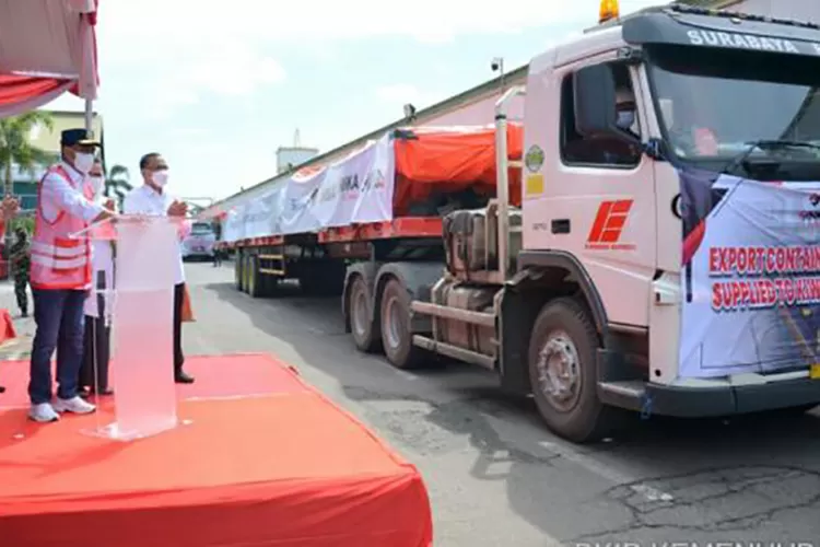 Menhub Budi Karya Sumadi secara simbolik melepas ekspor 262 gerbong barang buatan INKA ke Selandia Baru, Jumat (31/12/2021). (Dokumentasi Humas Kemenhub)