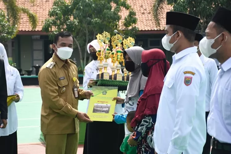 Bupati Batang Wihaji menyerahkan dana zakat dari UPZ kantor Kementerian Agama Batang kepada mustahik.  (Muslihun/Kontributor Batang)