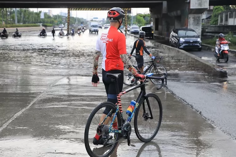 Ganjar memantau kondisi banjir di Jalan Kaligawe, Kecamatan Genuk. (Humas Jateng)