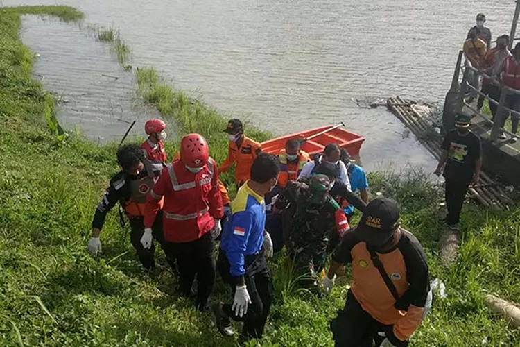 Petugas gabungan saat mengevakuasi mayat perempuan yang ditemukan warga tersangkut di Pintu Nomor 4 Bendung Gerak Serayu, Desa Gambarsari, Kecamatan Kebasen, Kabupaten Banyumas, Selasa (4/1/2022).  (Foto: ANTARA/Tagana Banyumas)