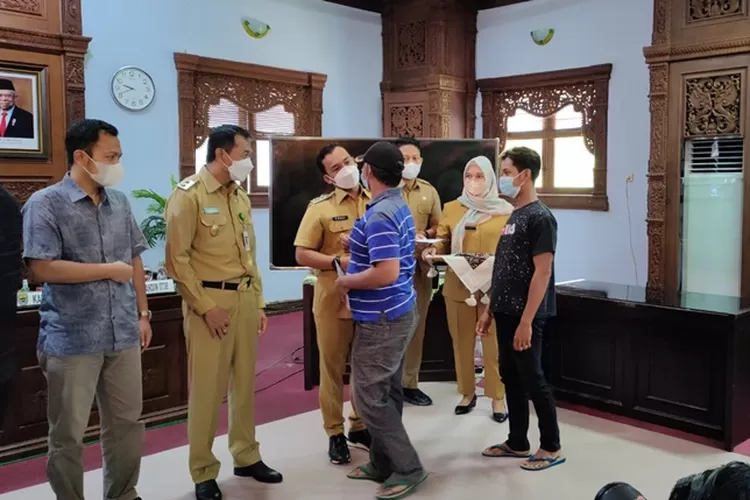 Bupati Batang bersama Forkopimda memberika&nbsp; tali asih kepada 12 ABK&nbsp;&nbsp;korban selamat dari tenggelamnya KMN Bening Jaya 2 di Perairan Papua.  (Muslihun/Kontributor Batang&nbsp;)