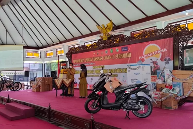 Bupati Batang Wihaji saat mengambil undian vaksinasi berhadiah di Pendopo kantor Bupati setempat, Selasa 4 Januari 2022.  (Muslihun/Kontributor Batang)