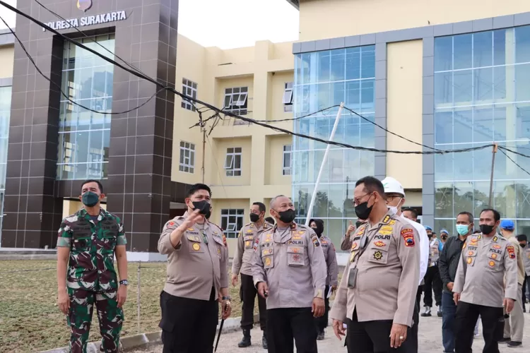 Wakapolda Jawa Tengah Brigjen Pol Abiyoso Seno Aji didampingi Kapolresta Solo Kombes Pol Ade Safri Simanjuntak meninjau pembangunan gedung Mapolresta Solo. (Ayo Semarang/Iswara Bagus)