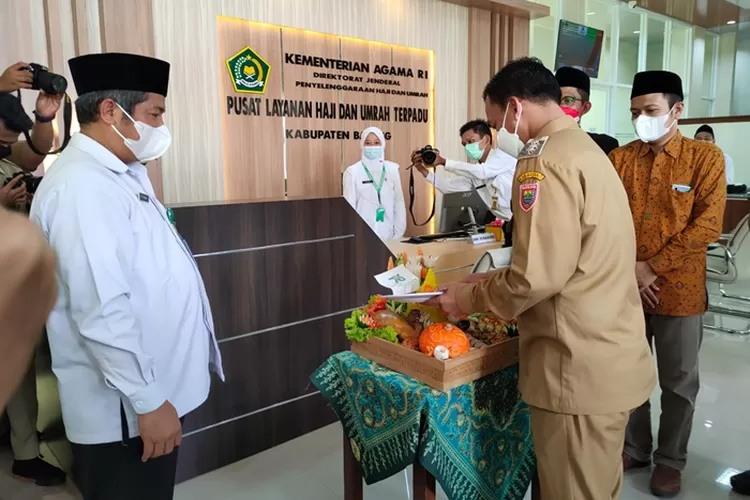 Bupati Batang Wihaji bersama Kepala Kemenag Batang M. Aqsho saat peresmian Gedung Layanan Haji dan Umrah Terpadu. (dok)