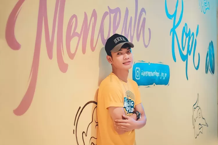 Tri Suaka memulai karir dari penyanyi cafe, youtuber, hingga memiliki usaha cafe di Jogja.  (Instagram/@xdjtrisuaka)