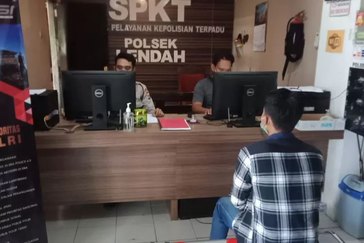 Korban penipuan saat melapor ke polisi. (Foto: Humas Polres Kulon Progo)