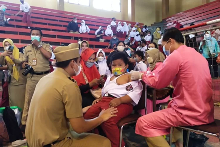 Bupati Kendal Dico M Ganinduto saat melakukan peninjauan pelaksanaan vaksinasi anak di gerai di GOR Bahurekso. (edi prayitno/konributor Kendal)