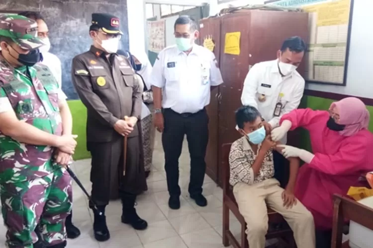 Bupati Batang Wihaji didampingi Forkopimda meninjau pelaksanaan vaksinasi anak usia 6-11 tahun di komplek SD Karangasem Utara Kecamatan Batang.  (Muslihun/Kontributor Batang)