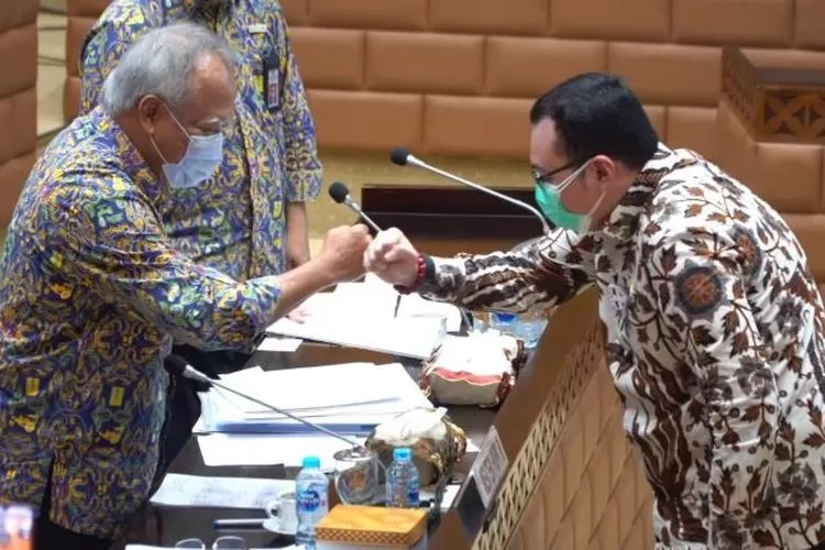 Anggota Komisi V DPR RI Fraksi PDI Perjuangan Dapil Jateng I, Mochamad Herviano Widyatama  saat berjabat tangan dengan Menteri PUPR Basuki Hadimuljono belum lama ini. (istimewa)