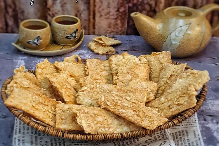 Keripik tempe renyah dengan warna keemasan, camilan tradisional yang cocok untuk segala suasana