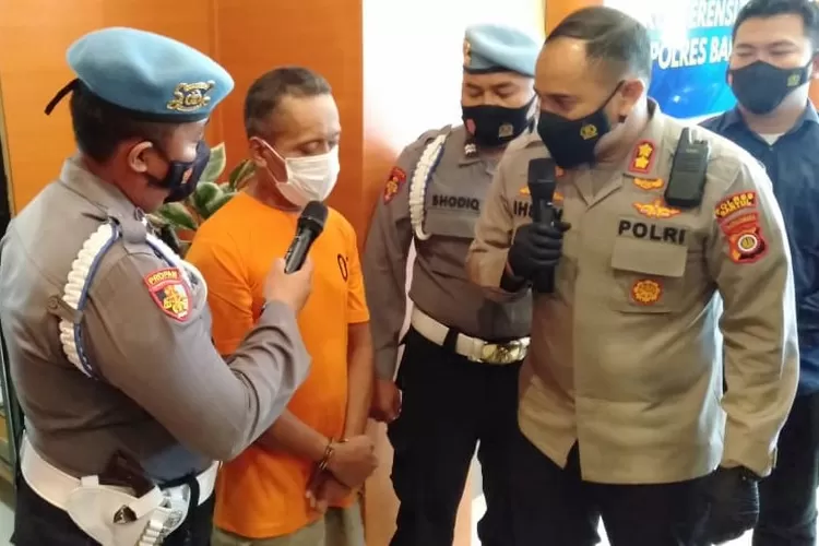 N (kaos oranye) diamankan Polres Bantul setelah terungkap melakuan pencabulan terhadap anak kandungnya. (Foto: Arif Septoro Riza Marzuqi)