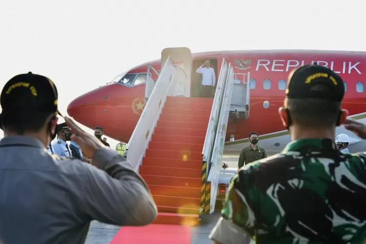 Presiden Jokowi bertolak menuju Jateng, dalam rangka kunjungan kerja, Rabu (05/01/2022) (Foto: BPMI Setpres/Laily Rachev)