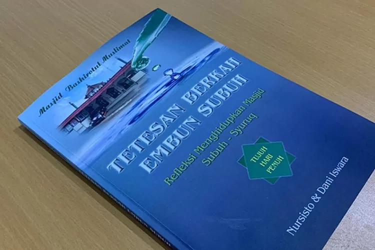 Buku &lsquo;Tetesan Berkah Embun Subuh&rsquo; yang dilaunching saat peringatan  Milad ke-48 Masjid BM Kemusuk.  (Foto : Dok Masjid BM Kemusuk)