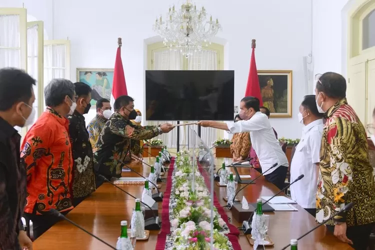  Presiden Jokowi menerima tim seleksi calon anggota KPU dan calon anggota Bawaslu masa jabatan 2022-2027, Kamis (06/01/2022), di Istana Kepresidenan Bogor (BPMI Setpres/Muchlis Jr)